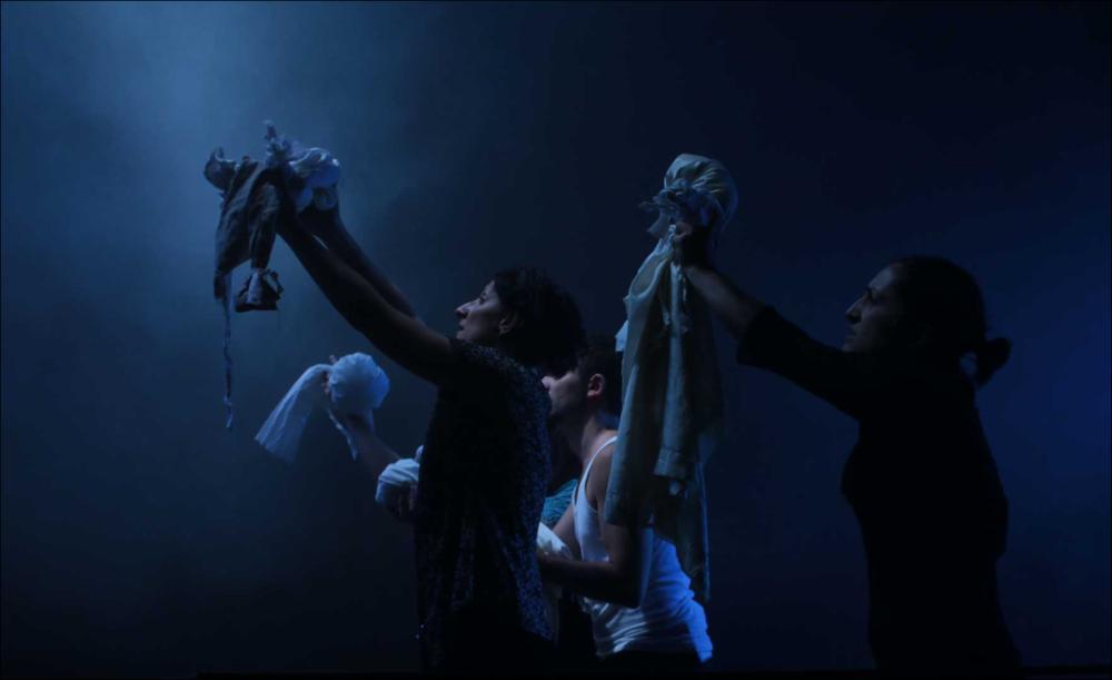 La fotografia in oggetto, ad opera di Tea Primiterra, immortala un momento dello spettacolo “Katër i Radës. Il Naufragio”, produzione nata dalla co-produzione della Biennale di Venezia e Koreja, messa in scena per la prima assoluta, il 12 ottobre 2014, nell'ambito del 58° Festival Internazionale di Musica Contemporanea della Biennale di Venezia. Lo spettacolo, per la regia di Salvatore Tramacere, è il risultato dell'unione del libretto di Alessandro Leogrande, tratto dal suo romanzo-reportage “Il naufragio” (Feltrinelli, 2011) e le musiche del compositore albanese Admir Shkurtaj, per mettere in scena una delle tragedie dell'emigrazione, lo speronamento da parte della corvette Sibilla della Marina Militare Italiana e l'affondamento dell'imbarcazione albanese Katër i Radë...