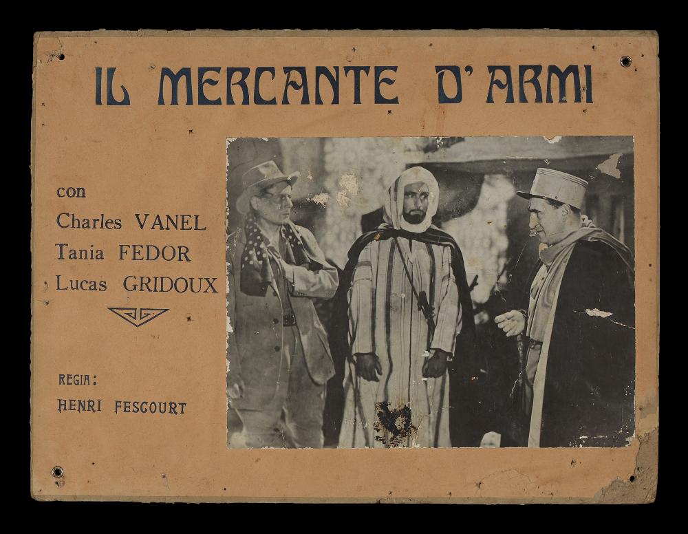 L'immagine riproduce uno dei manifesti conservati presso la Mediateca Regionale Pugliese (vedi Note). Si tratta della fotobusta del film nominato probabilmente in Italia con il titolo "I mercanti d'arte", prodotto in Francia con il titolo originale "Bar du Sud" (Il bar del Sud), 1938. L'opera rientra nella produzione italiana di fotobuste degli anni '30 e '40, periodo in cui si realizzarono opere su supporti cartonati di dimensioni particolari, spesso 24x34 cm o più genericamente di cm 49x34 circa. Come vediamo da questo esempio, le fotobuste di questo tipo su cartone (che venivano chiamate di tipo "anteguerra") presentano una fotografia di scena in bianco e nero incollata, che racconta un momento significativo del film. Intorno, nello spazio rimanente, con un'illustraz...