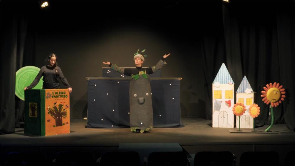 Lo spettacolo “La Natura Fantastica”, disponibile in versione integrale, è uno degli spettacoli proposti dalla Compagnia Granteatrino in occasione della stagione teatrale 2023 “Gocciagoccia” (gennaio-maggio 2023) presso il Teatro Casa di Pulcinella nelle date del 22 e 23 aprile. Lo spettacolo, diretto da Paolo Comentale, è tratto dai libri per bambini “L’albero vanitoso” e “La nuvola Olga”. I testi sono della famosa autrice e illustratrice Nicoletta Costa che ha partecipato direttamente alla realizzazione dello spettacolo, ideando personalmente anche i pupazzi e gli oggetti di scena. Il tema affrontato è quello di una natura fantastica di cui sono protagonisti gli alberi, le nuvole e gli animali che incarnano i pregi e i difetti degli uomini....