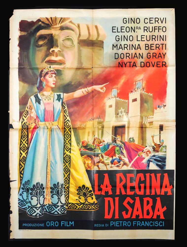“La regina di Saba” è un film del 1952 diretto da Pietro Francisci, su sceneggiatura di Raul De Sarro, Pietro Francisci e Giorgio Graziosi, e musicato da Nino Rota. Nel cast ricordiamo Leonora Ruffo, Gino Cervi, Gino Leurini e Marina Berti. Il film si ispira alla storia della regina di Saba, famoso personaggio biblico.
Il manifesto cinematografico non riporta alcuna firma dell’autore. La composizione è scenografica, di forte impatto narrativo. Campiture dai colori vivaci caratterizzano la scena: a sinistra si erge, in primo piano, la figura maestosa della regina, ritratta in tutta la sua altezzosità, mentre sullo sfondo assistiamo ad uno scontro movimentato sotto un cielo infuocato. In basso, campeggia il titolo del film a caratteri rossi su fondo nero.
Il manifesto ori...