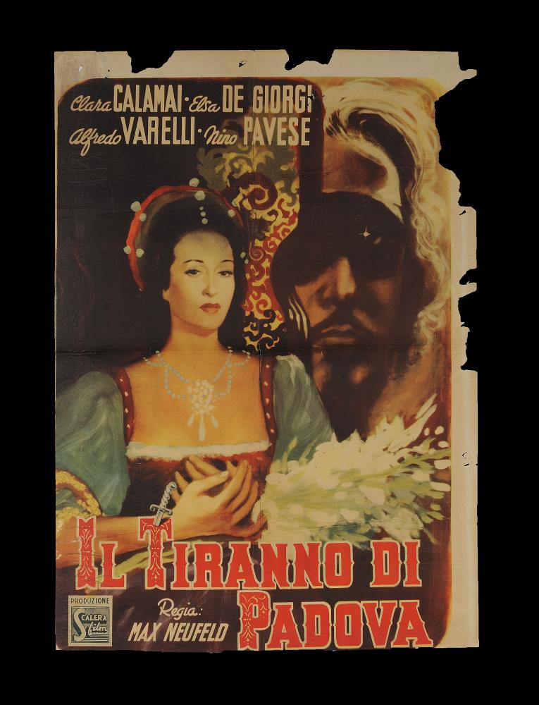 L'immagine riproduce uno dei manifesti conservati presso la Mediateca Regionale Pugliese (vedi Note). Si tratta di una delle versioni grafiche del manifesto del film "Il tiranno di Padova", senza autore, come l'altro, sempre qui in collezione (140x140). La composizione - piuttosto danneggiata e tagliata - si mostra tradizionale, riprende alcuni momenti narrativi simili all'altro manifesto, anche se qui i colori si fanno più scuri ed aumenta il gioco dei contrasti chiaroscurali. Sono evidenti anche in quest'opera i simboli di un dramma storico italiano degli anni '40, fatto di intrighi e amori tormentati....