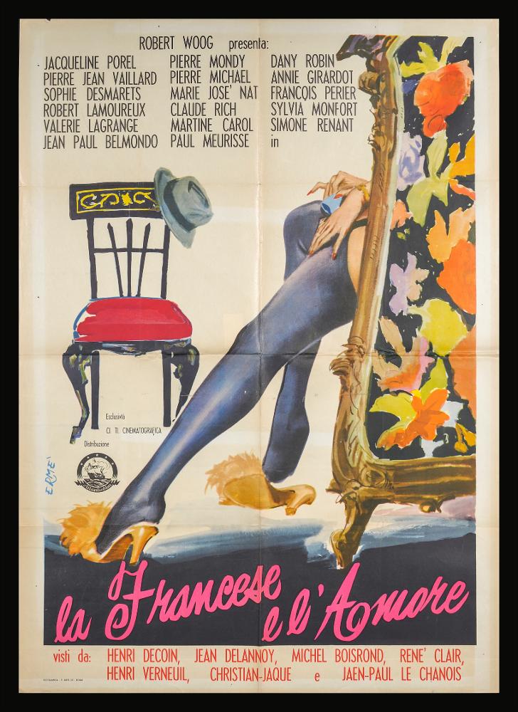 L'immagine riproduce uno dei manifesti conservati presso la Mediateca Regionale Pugliese (vedi Note). Si tratta di una delle versioni grafiche del manifesto del film in bianco e nero “La francese e l'amore” del 1960, film collettivo con diversi registi che ne firmano gli episodi. La firma che leggiamo in basso sulla sinistra appartiene all’illustratore Ermè, pittore dall'identità sconosciuta. L'autore presenta un approccio stilistico illustrativo piuttosto tradizionale, prediligendo l'uso di colori netti, a contrasto (giallo, arancio, nero, rosso). Bellissimo il soggetto, un gioco di vedo e non vedo, la protagonista femminile seduta di spalle e che mostra solo le gambe coperte da lunghe calze nere, di fronte a lei una sedia vuota che indica  la presenza di uomo solo da ...