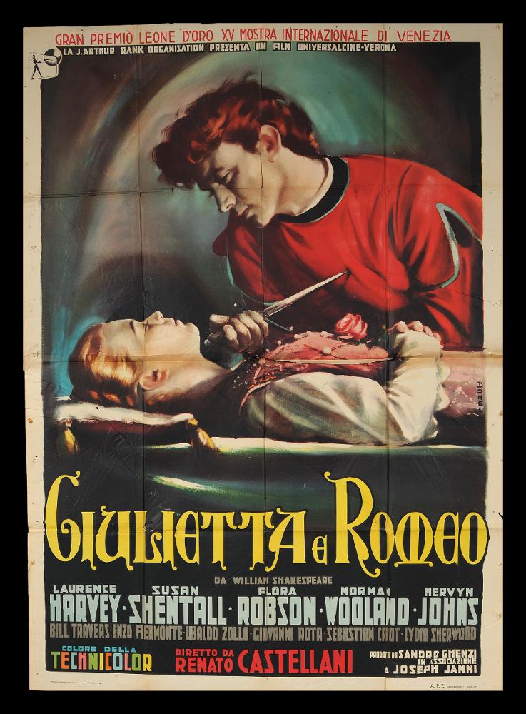 L'immagine riproduce uno dei manifesti conservati presso la Mediateca Regionale Pugliese (vedi Note). Si tratta di una delle versioni grafiche del manifesto del film “Giulietta e Romeo”, del 1954 per la regia di Renato Castellani. Il manifesto è firmato da Donelli che immortala una delle scene principali e più drammatiche del film. Distesa, a mezzo busto, Giulietta addormentata dal veleno che ha bevuto per sottrarsi alle nozze. Al suo capezzale, Romeo che, credendo morta l’amata, si punta un coltello sul cuore per uccidersi. Si noti la drammaticità dello sguardo di Laurence Harvey che contempla la serafica Susan Shentall. Particolare lo sfondo, con sfumature scure che seguono un orientamento ovale disegnando quasi un volto....