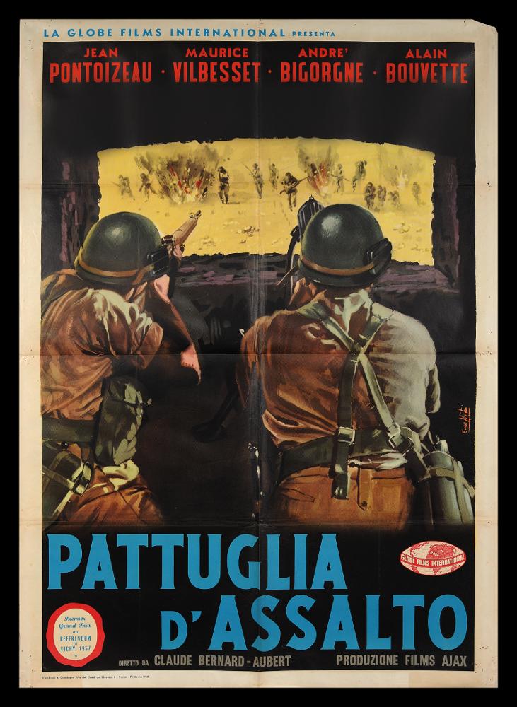 L'immagine riproduce uno dei manifesti conservati presso la Mediateca Regionale Pugliese (vedi Note). Si tratta del manifesto del film "Pattuglia d'assalto", a firma di Enzo Nistri. Pittore romano che firmò migliaia di manifesti per il cinema, Nistri si contraddistinse per un linguaggio maturo, uno stile semplice ed elegante che "si presta a raccontare ogni storia" (Baroni, 2018). Molti suoi lavori infatti si riconoscono per il tratto raffinato, ma al tempo stesso dalla forte intensità costruttiva data anche da un sapiente uso dei colori netti e spesso contrastanti, che aiutano a ben definire le figure e le scene descritte. In "Pattuglia d'assalto", nelle due versioni qui conservate, troviamo gli elementi elencati: le figure di spalle e la piccola scena in secondo piano...