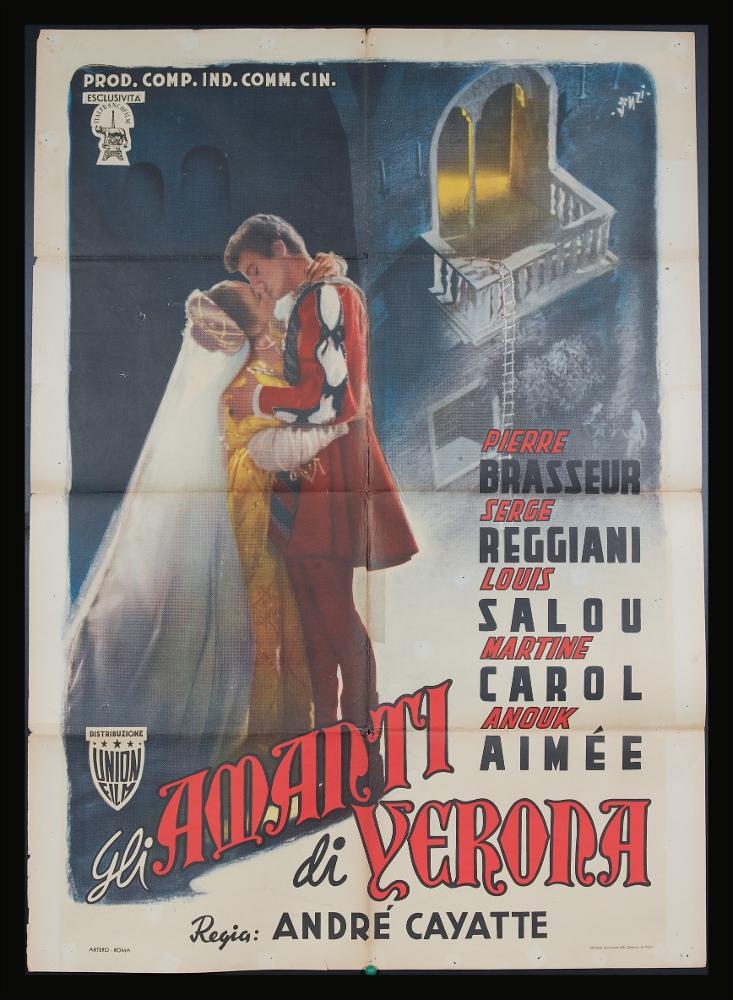 L'immagine riproduce uno dei manifesti conservati presso la Mediateca Regionale Pugliese (vedi Note). Si tratta di una delle versioni grafiche per il manifesto del film in bianco e nero "Gli amanti di Verona" del 1949 per la regia di André Cayatte. L’illustratore del manifesto è Franco Fiorenzi, come si evince dalla firma in alto a destra rappresentata simbolicamente da un fiore che precede le ultime tre lettere del cognome e che ne contraddistingue immediatamente la paternità. Emerge la sua tipica organizzazione dello spazio compositivo costruito su sovrapposizioni di immagini, in primo piano i due personaggi che interpretano Romeo e Giulietta, lo sfondo invece è scuro ed è rappresentato dalle mura del palazzo e dal famoso balcone dal quale proviene una flebile luce....