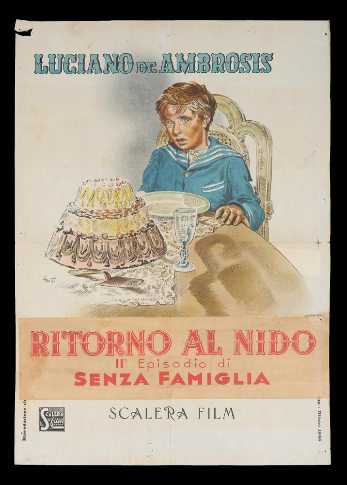 L'immagine riproduce uno dei manifesti conservati presso la Mediateca Regionale Pugliese (vedi Note). Si tratta della fotobusta verticale immaginata per il film “Ritorno al nido”, 2° episodio di "Senza famiglia". La composizione pittorica riporta una firma non ben identificabile; l'artista però mostra un tratto sapiente e una buona tecnica artistica; la composizione è molto illustrativa, sembra di osservare infatti più la pagina illustrata di un libro o un periodico, che un manifesto. Il disegno è reso infatti tutto con piccoli tratti a matita o a china e macchie di colore, che rendono le forme e tutto l'insieme in cui il piccolo Remigio cattura l'attenzione del fruitore. La fotobusta infatti comprende pochi e bellissimi elementi, il titolo è riportato con una fascetta ...
