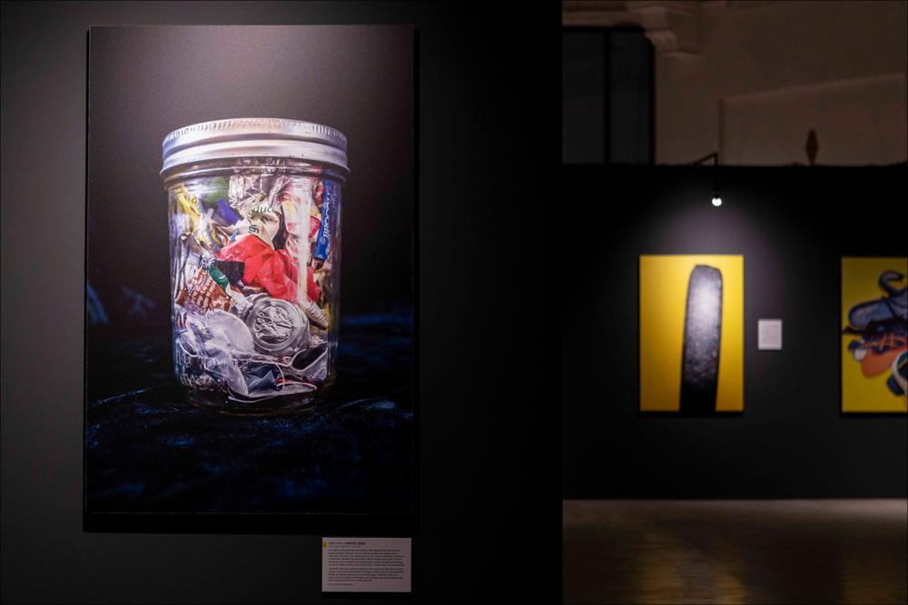 In questa foto, uno degli scatti della mostra Planet or Plastic? presso il Teatro Margherita di Bari, dove emerge in primo piano l’immagine dell’esperimento della blogger Kathryn Kellogg dal titolo "Due anni in barattolo". Protagonista è un comune contenitore da cucina di vetro, in cui la blogger ha stipato i suoi rifiuti non riciclabili dalla primavera del 2015. Dopo sei mesi, era ancora quasi vuoto e dopo un anno si erano accumulati solo due tappi di plastica, qualche etichetta e una manciata di nastrini. Per riempire il barattolo ci sono voluti due anni. Una vita a rifiuti zero sembra quasi possibile....