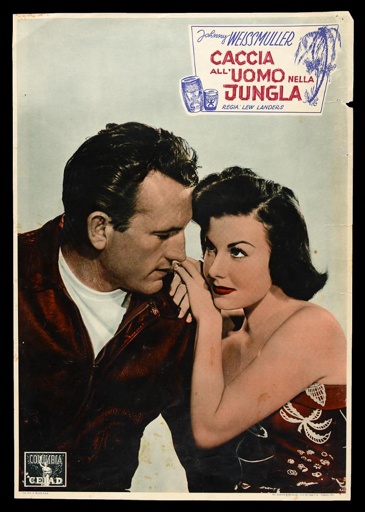 Fotobusta che si basa su una foto di scena dove sono ritratti i due protagonisti: Robert Waterfield e Sheila Ryan, nei ruoli di Bob Miller e Anna Lawrence. In alto sulla destra è presente un cartiglio che ripropone il tema giungla della pellicola e il titolo del film. La stampa si basa su una fotografia di scena in bianco e nero che è stata colorata a mano, metodo per aggiungere manualmente il colore a una fotografia in bianco e nero, generalmente per aumentare il realismo della fotografia o per scopi artistici. La colorazione a mano è anche conosciuta come "pittura a mano" o "sovraverniciatura". Tipicamente, acquerelli, oli, pastelli o pastelli e altre vernici o coloranti vengono applicati alla superficie dell’immagine usando pennelli, dita, tamponi di cotone o aerogra...