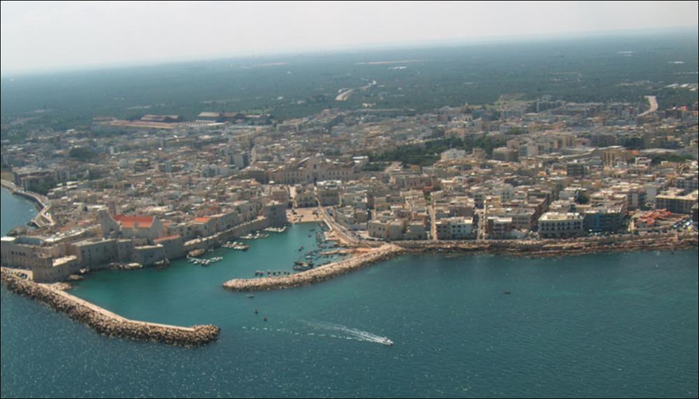 Il comune di Giovinazzo, rientra nel sistema insediativo costiero della Puglia Centrale, caratterizzato da centri compatti, allineati ordinatamente e a cadenza regolare lungo la costa e intervallati da ampi spazi coltivati che giungono fino al mare, tutt'intorno il paesaggio storico della piantata olivetata, interrotto dalle lame, questi corsi d'acqua temporanei, particolarmente preziosi dal punto di vista naturalistico e paesaggistico. Rappresentano i pochi areali di naturalità presenti lungo la costa, nonchè elementi dii connessione ecologica tra entroterra e mare. Tutte le città marinare della Puglia Centrale sono dotate di centri e porti storici di pregio, accomunati da storia e struttura urbana, ma ognuno caratterizzato da un diverso rapporto con il mare. Giovinazz...