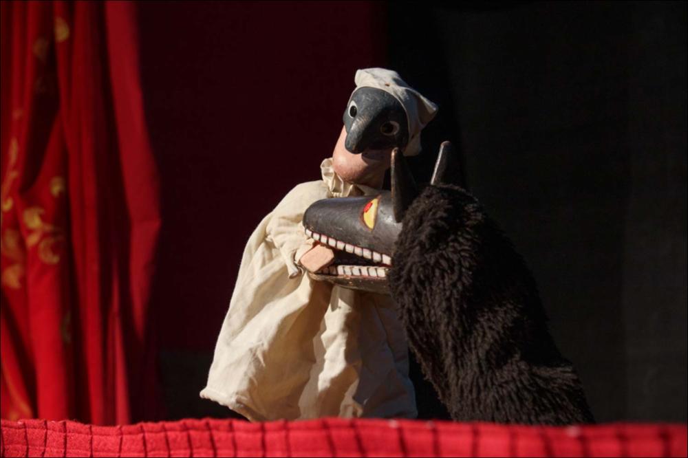 Lo scatto fotografico è rappresentativo della raffinata maestria e sapiente esperienza della Compagnia Granteatrino nell’affascinante mondo del teatro popolare dei burattini. La stagione teatrale settembre-dicembre 2022 della Casa di Pulcinella, diretta da Paolo Comentale, è stata intitolata “Gocciagoccia ci si innamora del teatro” e ha portato in scena numerose produzioni della Compagnia. Il 5 novembre 2022 è stato rappresentato “L’opera di Pulcinella”, spettacolo dedicato alla maschera più celebre del mondo che, da sempre, coinvolge grandi e piccini. Nello spettacolo Pulcinella è alle prese con i suoi eterni avversari. La messa in scena è fondata sulla riscoperta del teatrino come scatola magica. Il protagonista Pulcinella ritrova l’antica forza scenica dell’Arte graz...