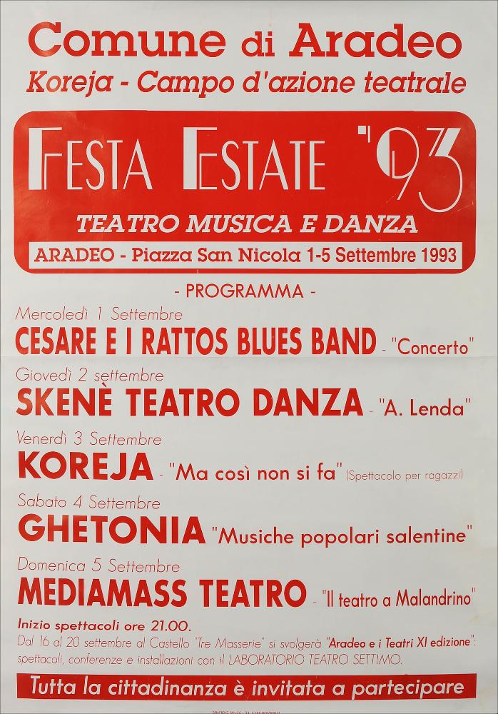 L'immagine in oggetto riproduce la locandina della Festa d'Estate '93", rassegna che si svolse ad Aradeo dal 1 al 5 settembre 1993, organizzato da Koreja come un "campo d'azione teatrale". Con una grafica impostata sui toni netti del bianco e del rosso, la locandina informa sugli spettacoli in programma e invita "tutta la cittadinanza a partecipare", oltre a dare informazioni sull'avvio della rassegna annuale "Aradeo e i Teatri XI edizione", presso la sede storica di Koreja, il Castello "Tre Masserie" di Aradeo.