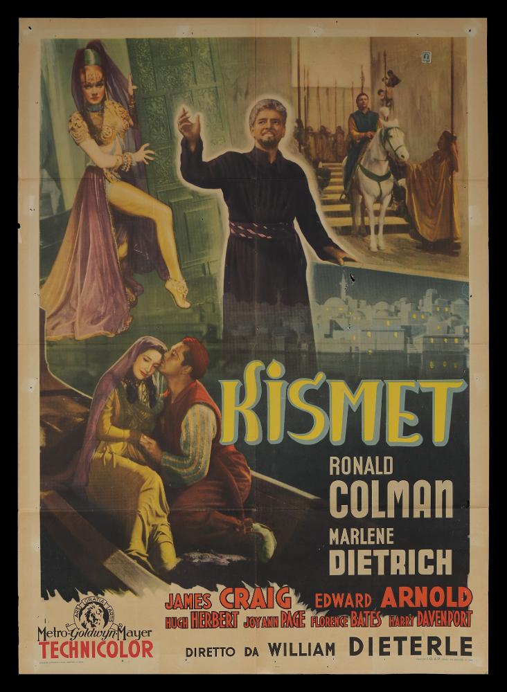 L'immagine riproduce uno dei manifesti conservati presso la Mediateca Regionale Pugliese (vedi Note). Si tratta di una delle versioni grafiche del manifesto del film “Kismet”, del 1944 per la regia di William Dieterle. Pur non presentando una firma, il manifesto presenta caratteristiche comuni alle rappresentazioni degli stessi anni. Lo spazio grafico è composto da diversi blocchi, rappresentazione di un collage di scene del film che ne suggeriscono la trama. Al centro, a figura intera, vi è Roland Colman che veste i panni di Hazif, giovane mendicante a Bagdad. Intorno alla sua figura vi sono altri momenti significativi come la presenza della bellissima Marlene Dietrich, Jamilla seducente danzatrice a palazzo, rappresentata sia sola sia in coppia con il suo amante Hazif...