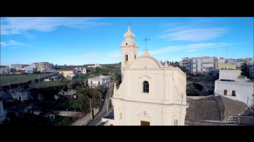 <div class="ql-editor"><div>Il video racconta la storia dell’apparizione di Maria Santissima Mater Domini al pastore Paolo Tria e la nascita della devozione che ha attraversato i secoli fino a diventare parte integrante dell’identità di Laterza.</div><div>Attraverso immagini, testimonianze e narrazione, il racconto ripercorre l’<strong>evoluzione del culto della Patrona</strong>, da espressione di fede religiosa a momento di partecipazione collettiva capace di coinvolgere l’intera comunità. La festa della Mater Domini si presenta così come un patrimonio condiviso, in cui tradizione, memoria e appartenenza si intrecciano, unendo non solo i cittadini laertini ma anche coloro che vivono lontano e continuano a riconoscersi in questa ce...