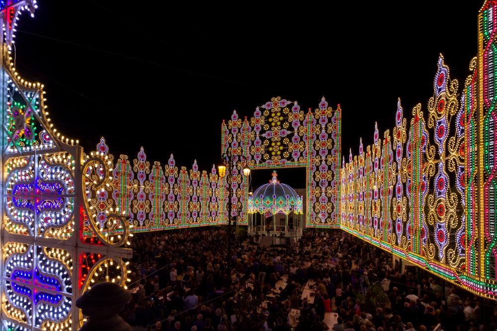 Lo scatto fotografico immortala il borgo di Melendugno allestito in occasione dei festeggiamenti in onore del Santo Patrono Niceta: la Cassa Armonica e le luminarie dai colori sfavillanti sono uno spettacolo estremamente suggestivo.
La Festa Patronale di San Niceta Goto Martire, istituita nel 1740, si celebra nei giorni 15 e 16 Settembre a Melendugno in provincia di Lecce. Il rito religioso parte nove giorni prima della Festa, con delle celebrazioni eucaristiche presso la chiesa Madre e in forma esclusiva viene celebrata la santa messa in rito bizantino presso l’Abbazia di San Niceta situata in Melendugno sin dal 1167, riconosciuta appunto come uno dei più importanti riferimenti storici del territorio.
Il giorno della vigilia della Festa, come da tradizione pluricentena...