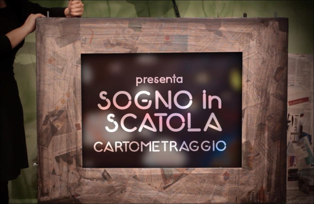 Il video in oggetto è il promo di “Sogno in scatola”, spettacolo messo in scena dai Cantieri Teatrali Koreja di Lecce per la stagione 2015-2016 dedicata al Teatro Ragazzi. La rappresentazione teatrale usa un nuovo modo di raccontare mediante l'invenzione del "cartometraggio": tra rime, illustrazioni, scatole e suoni si srotola una storia visionaria per aiutare i piccoli spettatori ad ascoltare, guardare e soprattutto ad immaginare, lontano dalle tecnologie. Le scatole sono luoghi magici, dove i giochi prendono vita. Ogni scatola può essere la stanza dove ogni bambino inventa la sua storia, può essere il mare, il cielo e tutte le stelle. Di certo, una scatola è il posto sicuro dove custodire i segreti, raccogliere i sogni e immaginare il mondo. Stimolati dagli autori Fra...