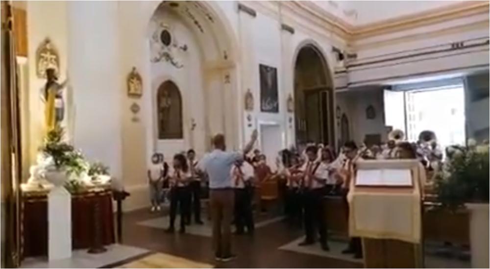 <div class="ql-editor"><div>La registrazione presenta l’<strong>Inno a San Rocco</strong>, eseguito nel 2021 dall’Orchestra di Fiati G. Paisiello di Palagiano. Il brano accompagna la tradizione musicale della festa patronale e rende omaggio a San Rocco, patrono della città.</div><div><br></div><div>San Rocco è patrono principale di Palagiano dal 1853, anno della sua proclamazione ufficiale da parte della Congregazione dei Sacri Riti. Il suo culto, diffuso dai frati francescani sin dal XVI secolo, è legato alla devozione verso il santo come protettore dalle epidemie, particolarmente invocato durante le pestilenze del Seicento.</div><div>La chiesa matrice, Parrocchia Maria SS. Annunziata, custodisce un simulacro ligneo del santo, databile alla f...