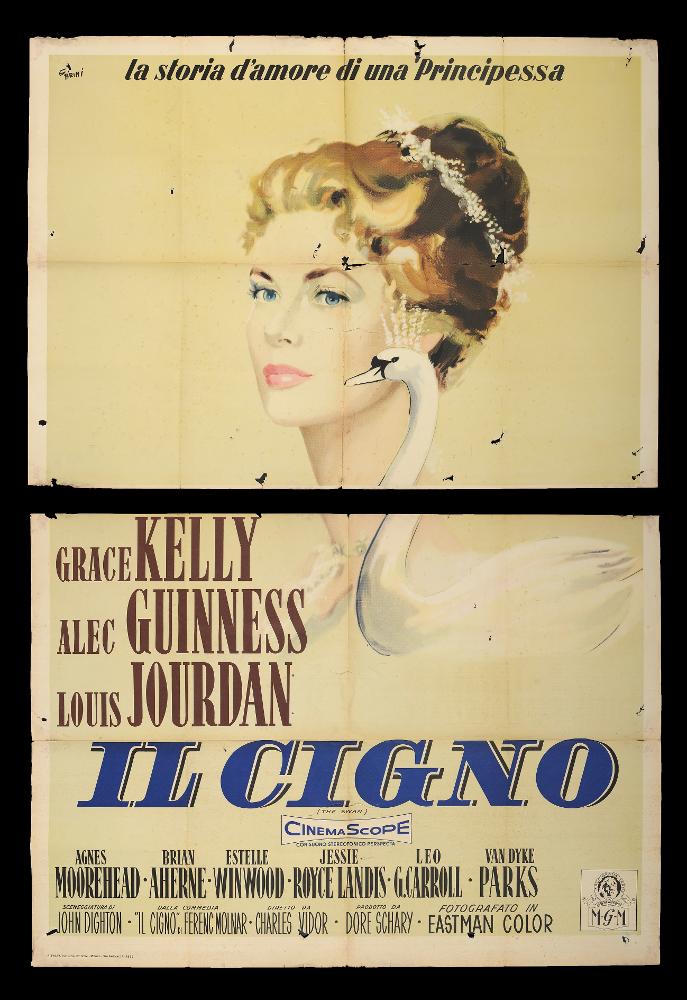 L'immagine riproduce uno dei manifesti conservati presso la Mediateca Regionale Pugliese (vedi Note). Si tratta del manifesto del film "Il cigno", la cui illustrazione è a firma di Ercole Brini, maestro romano dal linguaggio delicato, riconoscibile per l'uso degli acquerelli che rendono le figure e le ambientazioni rappresentate come impalpabili e cariche di magia. Il manifesto mostra una raffinata ed elegante composizione, tutto ruota intorno allo splendido ritratto intenso di Grace Kelly, che si fonde con la figura del cigno. Rispetto ad altri lavori di Brini, qui la pittura delinea le forme con più precisione rappresentativa e figurativa, senza però perdere il fascino, la magia e l'atmosfera da sogno che caratterizzano tutte le sue opere. Il manifesto originale è con...