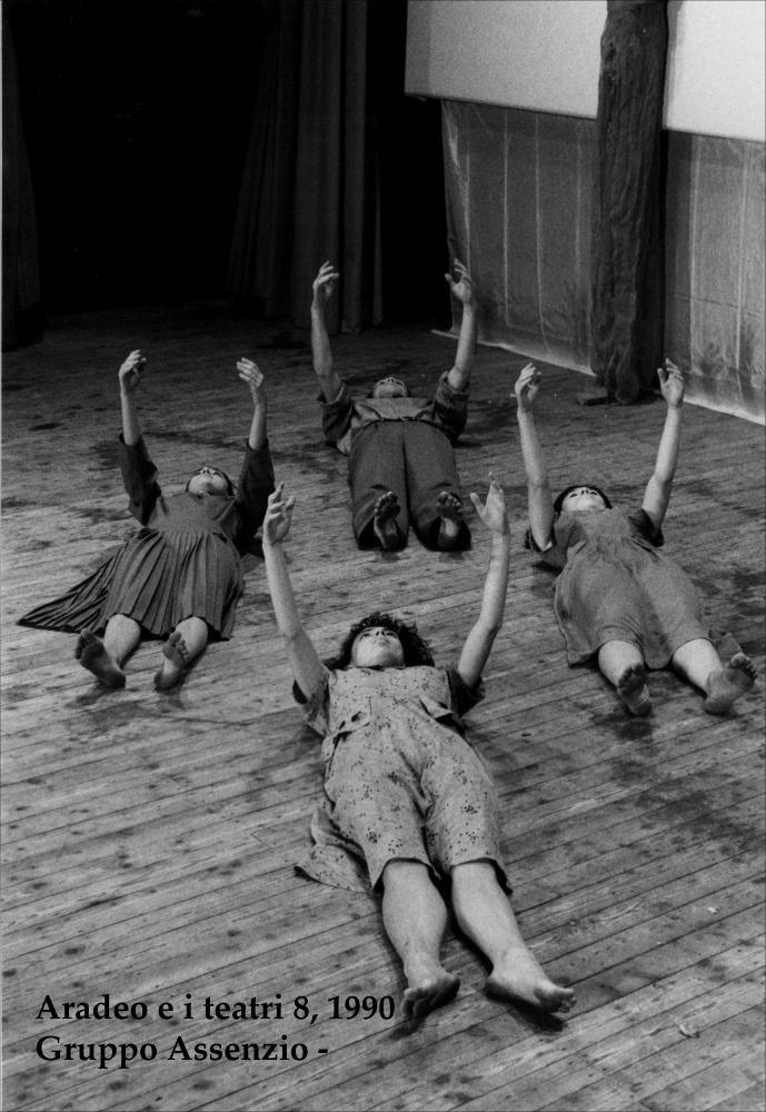 La fotografia in bianco e nero è un momento dello spettacolo "Quando poi, rose rosse", rappresentato nel 1990 dal Gruppo Assenzio durante l'ottava edizione di "Aradeo e i Teatri", un appuntamento con il teatro sperimentale che la compagnia Koreja nata nel 1983 nel piccolo borgo salentino di Aradeo portò avanti sin dall'anno della sua fondazione. Si tratta di uno spettacolo di danza contemporaneo prodotto dal Gruppo Assenzio, giunto da Bologna, uno dei più ricercati esempi di sperimentazione nel campo della danza. Bologna negli anni '90 visse un periodo florido e fortunato in campo teatrale, divenendo uno dei centri artistici più vitali dove si formarono numerose compagnie di teatro e danza di ricerca che diedero vita a manifestazioni innovative, sperimentali, spesso di ...
