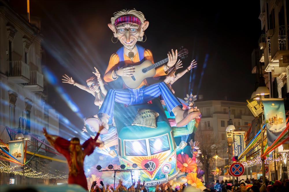 <p>Foto del carro Allegorico 2024, selezionato per la 630^ edizione del Carnevale di Putignano realizzato dall'Ass. Con Le Mani del M° cartapestaio Angelo Loperfido.</p><p>Tema generale proposto dalla Fondazione: un viaggio nel tempo possibile grazie al misterioso composto “Farinelite N630”.</p>...