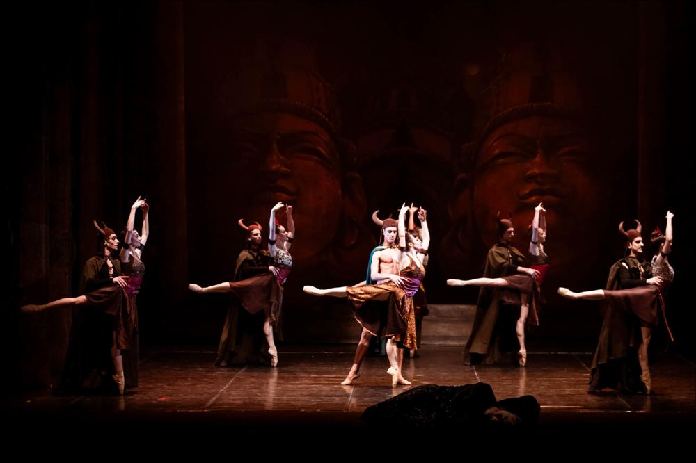 Nella foto una scena della straordinaria esibizione del corpo di ballo della Compagnia Balletto del Sud durante lo spettacolo “L'uccello di Fuoco” inserito nella stagione di danza – autunno 2021 organizzata presso il Teatro Apollo a Lecce.
Nella versione coreografica di Fredy Franzutti, l’Uccello di Fuoco si ispira all’universo heroic-fantasy dei racconti di Robert Howard (1906 – 1936). Il soggetto di partenza è l’antica favola russa che narra del principe che, con l’aiuto dell’uccello mitologico dalle piume di fuoco, salva la principessa prigioniera del terribile mago Katscheij, ruolo creato da Franzutti, nel 2007, per il grande mimo inglese Lindsay Kemp. Franzutti si ispira al tratto grafico delle trasposizioni in fumetti di Frank per la ricostruzione delle scene e de...