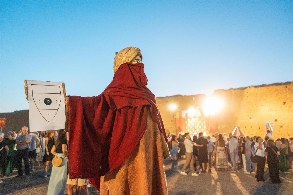 <div>La foto mostra il fantoccio usato durante la <strong>Giostra del Saraceno</strong>: simbolo del nemico, che viene colpito con precisione dai cavalieri in sella, mentre il pubblico assiste all’antica prova di abilità cavalleresca, parte integrante delle rievocazioni medievali di Lucera.</div><div><br></div><div><strong>Giostra del Saraceno</strong>, dimostrazione pratica dell’antica competizione medioevale e degli spettacoli equestri. Il momento culminante vede il cavaliere colpire con precisione il fantoccio, simbolo del nemico, rievocando una prova di abilità cavalleresca tipica del Medioevo. La Giostra conclude la rievocazione storica con il terzo episodio, <strong>“La resa di Lucera”</strong>, che ripercorre la presa della citt&...