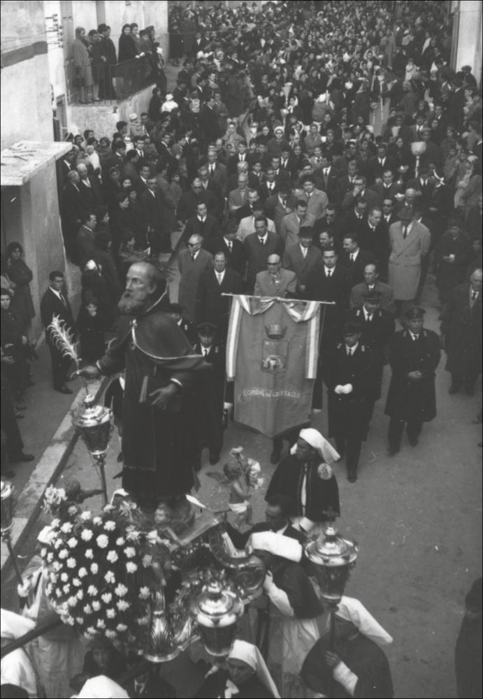 <div class="ql-editor"><div> Foto storica che ritrae la <strong>solenne processione di San Ciro per le strade di Grottaglie</strong>, con una folla di devoti che accompagnano la statua del santo. Alla presenza della <strong>rappresentanza comunale</strong>, il corteo attraversa le vie principali della città, accompagnato dalla <strong>banda cittadina</strong>, tra canti religiosi e preghiere, secondo una tradizione secolare che unisce fede, devozione e spettacolo. La partecipazione popolare e l’atmosfera suggestiva testimoniano la profonda venerazione per San Ciro, patrono taumaturgico della città, e il forte legame della comunità con i suoi riti.</div><div><br></div><div>Ogni <strong>31 gennaio</strong>, Grottaglie celebra il martirio di <strong>Sa...