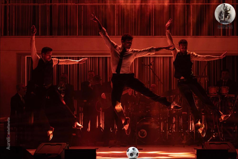 <div>Lo scatto è tratto dallo spettacolo intitolato "Quasi one man show" di Stefano De Martino, portato in scena al Cinema Teatro Orfeo di Taranto il 2 e 3 marzo 2024.</div><div>Lo spettacolo “Quasi one man show” offre al pubblico un ritratto multidimensionale dell’artista. Tra racconti personali, momenti musicali con la Disperata Erotica Band, performance di danza e sketch improvvisati, De Martino si mostra in tutte le sue sfaccettature: narratore, cantante, ballerino e intrattenitore, creando due ore di leggerezza e coinvolgimento.</div>