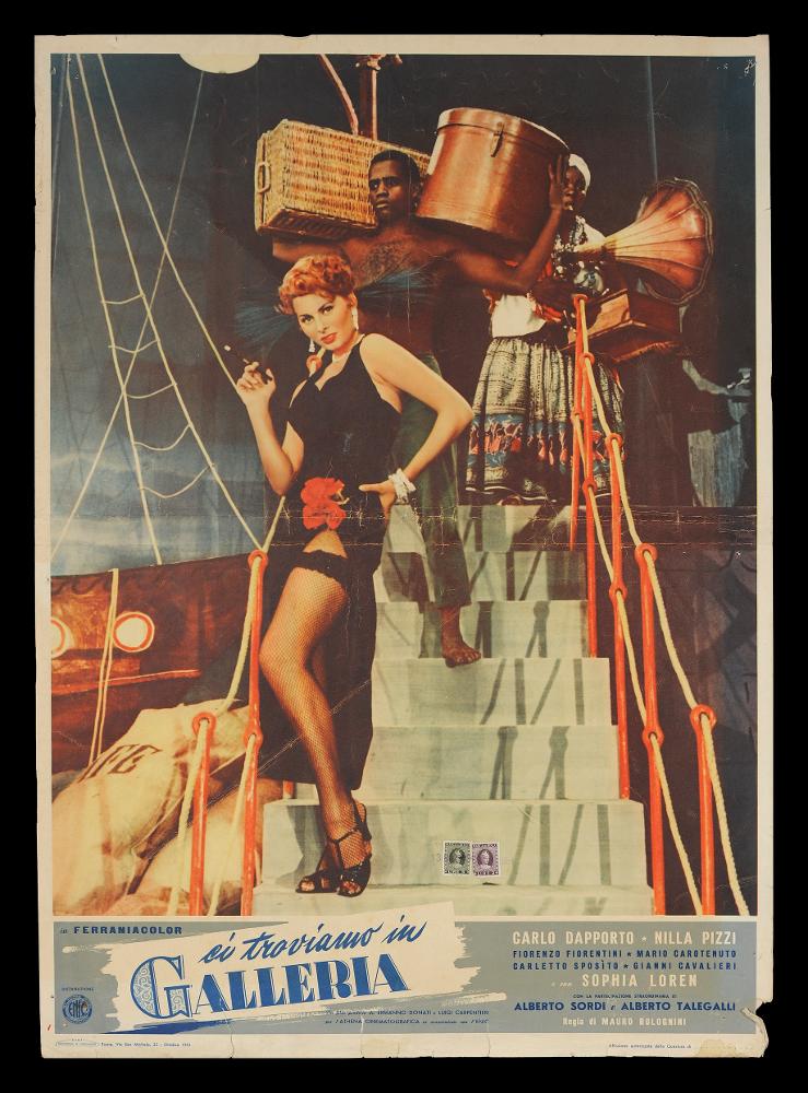 L'immagine riproduce una delle fotobuste conservate presso la Mediateca Regionale Pugliese (vedi Note). Si tratta di una delle versioni grafiche della fotobusta verticale del film "Ci troviamo in galleria" del 1953, con Nilla Pizzi, Sophia Loren e la partecipazione di Alberto Sordi. Lo spazio compositivo è molto semplice, vi è una sola fotografia, tratta dal repertorio di scena, che ha come protagonista la bella Sophia Loren (nei panni di Marisa). L'ambientazione sembra essere l'esterno di una nave, infatti la Loren è sulla scala che porta sulla prua, vestita in abiti provocanti ed immortalata con uno sguardo prenetante che "buca" il foglio fino a raggiungere lo spettatore. Alle spalle, vi sono due domestici che trasportano i beni dell'attrice....