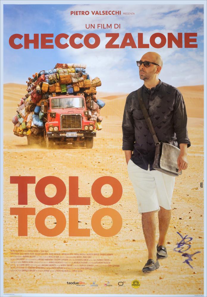 L'immagine riproduce uno dei manifesti contemporanei conservati presso la Mediateca Regionale Pugliese (vedi Note). Si tratta di una digitalizzazione effettuata sul manifesto originale in carta del film "Tolo Tolo", su cui l'autore, il creative designer pugliese Dionisio Beatrice ha apposto la sua firma a mano, rendendolo un pezzo unico. Ci troviamo di fronte ad un'opera recentissima di graphic design, realizzata nel 2019, prima dell'uscita nelle sale del film. Il manifesto nasce dal concept ideato dall'autore insieme all'artista e regista Luca Medici; è una composizione di 7 diverse foto, alcune tratte dal book delle foto di scena, altre da una banca immagini, mentre per il ritratto a figura intera del protagonista è stato realizzato uno shooting mirato in studio di po...