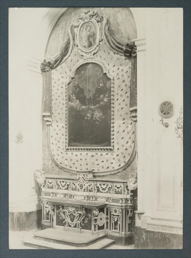 <div class="ql-editor"><div>Documentazione fotografica: Chiesa della SS. Trinità, altare marmoreo laterale con dossale a drappo, opera di Marino Palmieri, 1775, oggi il drappo è conservato nella Chiesa del Sacro Cuore di Andria. Foto di Aurelio Malgherini.</div><div><br></div><div>La raccolta fotografica di Giuseppe Ceci (1863-1938), studioso delle arti figurative dell’Italia meridionale e tra i promotori delle Società di Storia Patria di Napoli e della Puglia, si inserisce nel vivace clima culturale dell’Italia postunitaria, caratterizzato dal progressivo consolidarsi di una «coscienza nazionale» alimentata anche dal confronto e dal dialogo con le realtà storiche e culturali locali.</div><div>Oggi la Biblioteca Comunale di Andr...