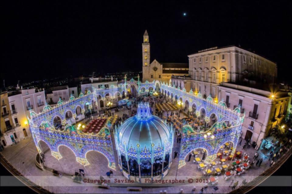 <div class="ql-editor">Lo scatto fotografico del 2015 immortala la suggestiva piazza Santa Croce di Palo del Colle allestita con luminarie in occasione della Festa Patronale del SS. Crocifisso di Auricarro.
La Festa del SS. Crocifisso, istituita nel 1853, si celebra in due momenti diversi, il 3 Maggio e la terza settimana di settembre a Palo del Colle (Bari). La Festa si caratterizza, dal punto di vista liturgico, con messe solenni e tre processioni con il simulacro del Crocifisso lungo le vie storiche del paese (il SS. Crocifisso viene portato in processione dalla Chiesa S. Maria La Porta alla chiesetta rupestre di Auricarro (dimora estiva) per benedire i campi e poi, a settembre, vi è il ritorno dell’effige nella Chiesa Matrice in Palo del Colle). Dal p...