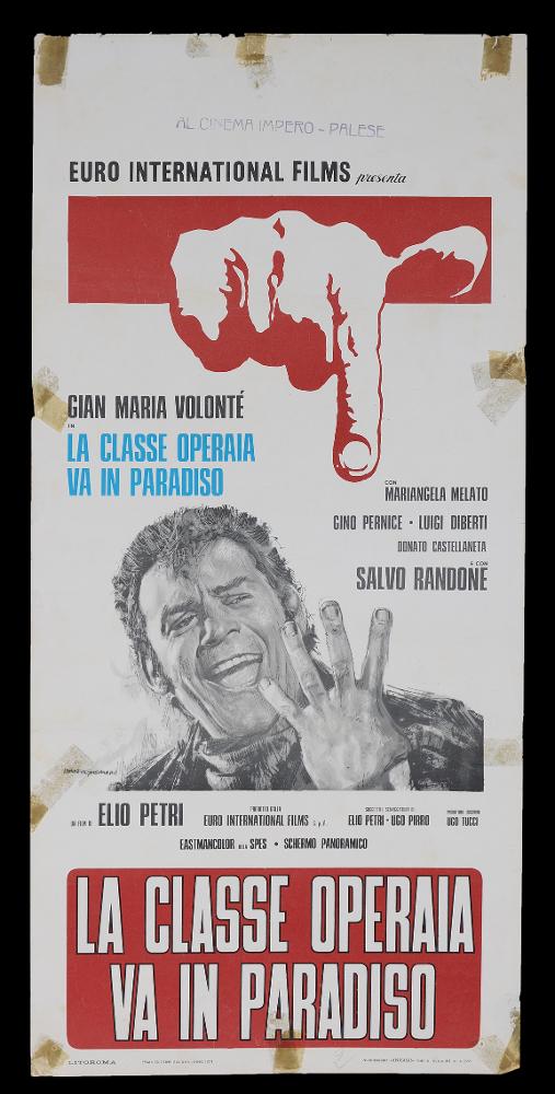 L'immagine riproduce uno dei manifesti conservati presso la Mediateca Regionale Pugliese (vedi Note). Si tratta di una delle versioni grafiche della locandina del film “La classe operaia va in Paradiso” del 1971 per la regia italiana di Elio Petri. Il manifesto è a firma del fidardense Rodolfo Gasparri, come si evince dalla chiara firma a sinistra. Appena ventenne si trasferisce dal piccolo comune di Castelfidardo (AN) per realizzare a Roma il sogno di diventare pittore di cinema. Inizialmente fa esperienza come disegnatore per case editrici, realizzando le copertine di libri prevalentemente gialli come "Il Vampiro" (1958). Questa attività gli permette di acquisire non solo competenze specifiche come disegnatore, ma soprattutto una maggiore consapevolezza di sé e delle ...