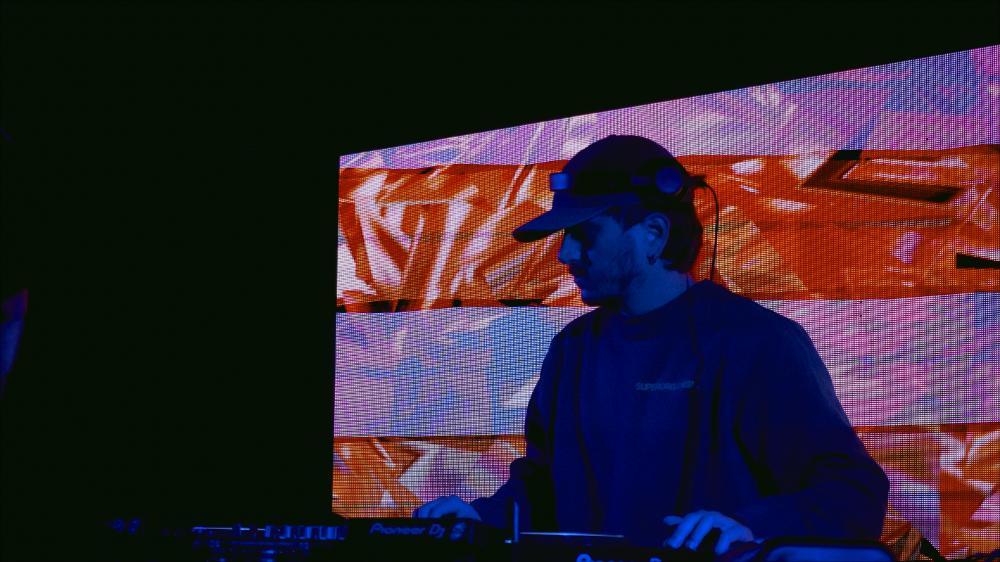 <p class="ql-align-justify">Lo scatto è tratto dal Dj Set di Rocko, organizzato nella serata del 16 novembre 2025 presso l’Officina degli Esordi, in occasione del BIG - Bari International Gender Festival.</p><p class="ql-align-justify">Rocko è resident per diversi collettivi pugliesi e non. Dal 2021 al 2023 è stato host per Mondonero (IT) con lo show Eyes Wide Shut e per 1020radio (UK) con NotTooMuch. Ha condiviso il palco con artisti di diversi generi, tra cui Montoya, Ivreatronic, Metarraph, Alpha Tracks, Addison Groove, D-operation Drop e molti altri. I suoi set offrono un viaggio al di là delle convenzioni di genere.</p>...