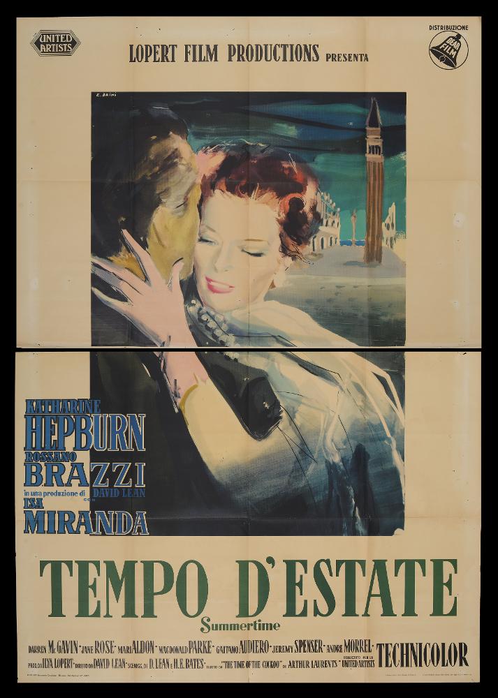 Tempo d'estate (Summertime) è un film del 1955 diretto da David Lean, su sceneggiatura di Arthur Laurents, H.E. Bates e David Lean. Tra gli interpreti principali ricordiamo Katharine Hepburn e Rossano Brazzi.
Il manifesto cinematografico è firmato dal celebre maestro Ercole Brini, artista che, dopo aver terminato gli studi accademici, si dedicò fin da subito alla pittura di cinema. L’utilizzo dell’acquerello nelle pennellate veloci e leggere caratterizza il suo stile impalpabile e delicato ma nello stesso tempo moderno ed originale. Le scelte compositive sono enfatizzate dalla ricchezza di contrasti cromatici.
Il manifesto originale è conservato nell’Archivio della Mediateca Regionale Pugliese ed è costituito da due fogli separati....