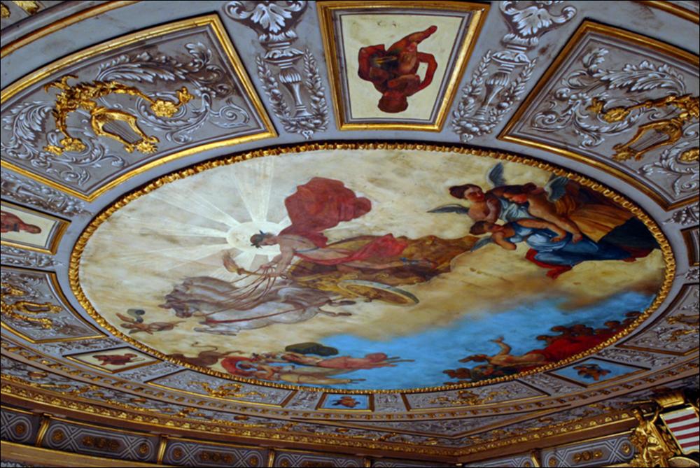 L'immagine è parte della campagna fotografica realizzata dalla fotografa Margherita Mirabella per Teatro Pubblico Pugliese, che con i suoi scatti ha ripreso le eleganti architetture e i rifiniti dettagli di alcuni dei più bei teatri pugliesi e di alcuni spettacoli teatrali portati in scena in questi ultimi anni. Lo scatto immortala l'affresco posto sul soffitto di Teatro Curci di Barletta, opera del pittore barlettano Giambattista Calò, artista di scuola napoletana ottocentesca, che fu maestro di De Nittis e di una intera generazione di pittori. Era molto apprezzato dalla sua città, tanto che "la morte improvvisa di questo valoroso artista, di questo tipo d'insegnante e di gentiluomo, avvenuta il giorno 28 agosto (1895), fu dolore vivamente sentito da tutta la cittadina...