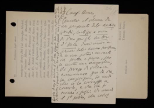 Nella cartolina, Benedetto Croce, inviando a Giovanni Laterza parte del manoscritto del volume di Giambattista Vico da lui curato, lo prega di procedere alla composizione affinché ne possa correggere le bozze senza fretta; chiede poi la spedizione di alcune copie del suo volume di saggi sul Seicento e invita l'editore a ritirare a Giorgio Arcoleo l'incarico di tradurre il volume di Ferdinand J. Schmidt affidandolo invece a Kuno Schalk.
