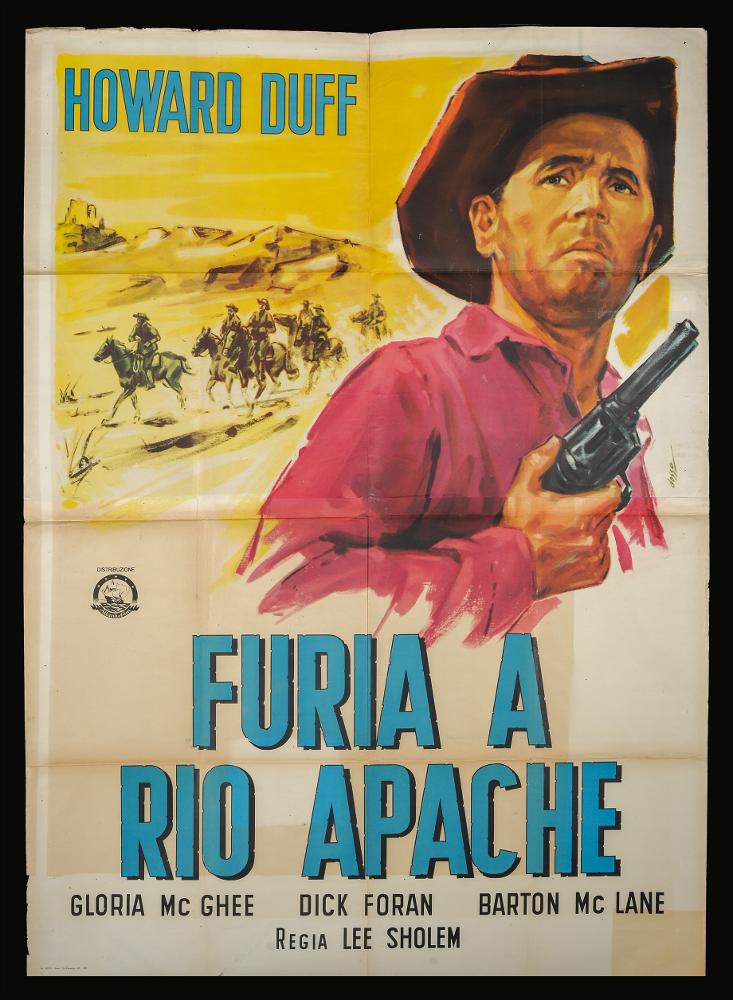 L'immagine riproduce uno dei manifesti conservati presso la Mediateca Regionale Pugliese (vedi Note). Si tratta di una delle versioni grafiche del manifesto del film western “Furia a Rio Apache”, del 1957 per la regia di Lee Sholem a firma dell'illustratore Dosso, come possiamo leggere sul lato a destra. Dosso rende lo sfondo con un giallo ocra che ricrea l'ambientazione della trama e in primo piano immortala uno dei protagonisti maschili Howard Duff. La metà inferiore della composizione è priva di elementi grafici ed è occupata solo dalla presenza del titolo e sotto de nomi degli attori e del regista....