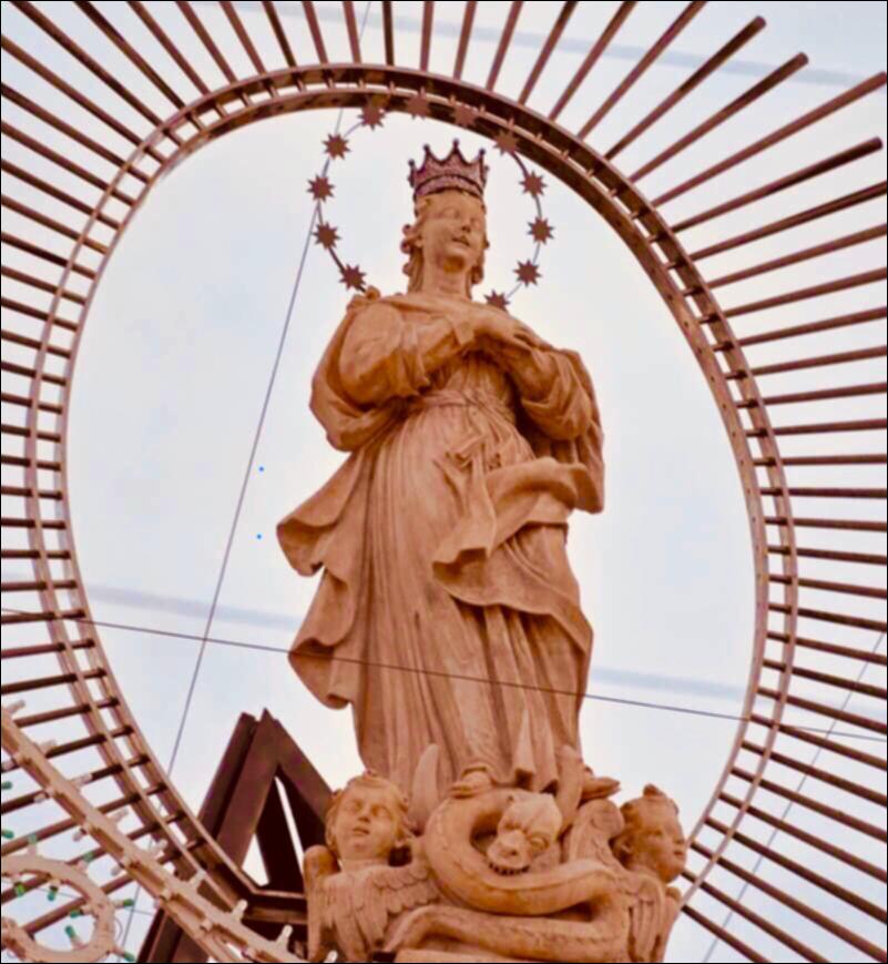 <div class="ql-editor"><div>Lo scatto fotografico mostra la statua litica di <strong>Maria Santissima Immacolata</strong>, patrona della città di Bitonto. La statua, risalente al 1800, trionfa sulla Porta Baresana dopo l'attività di restauro.</div><div>La festa patronale in onore della Vergine Immacolata è una delle ricorrenze più sentite dalla comunità di Bitonto. Ogni anno, il 23 maggio, i fedeli si ritrovano ai piedi della statua della Madonna presso Porta Baresana per rinnovare l’antica tradizione legata al cosiddetto “miracolo”.</div><div>La celebrazione si apre con un momento particolarmente suggestivo: lo "scoprimento" della grande tela realizzata dal pittore Gennaro Somma, che raffigura l’apparizione della...