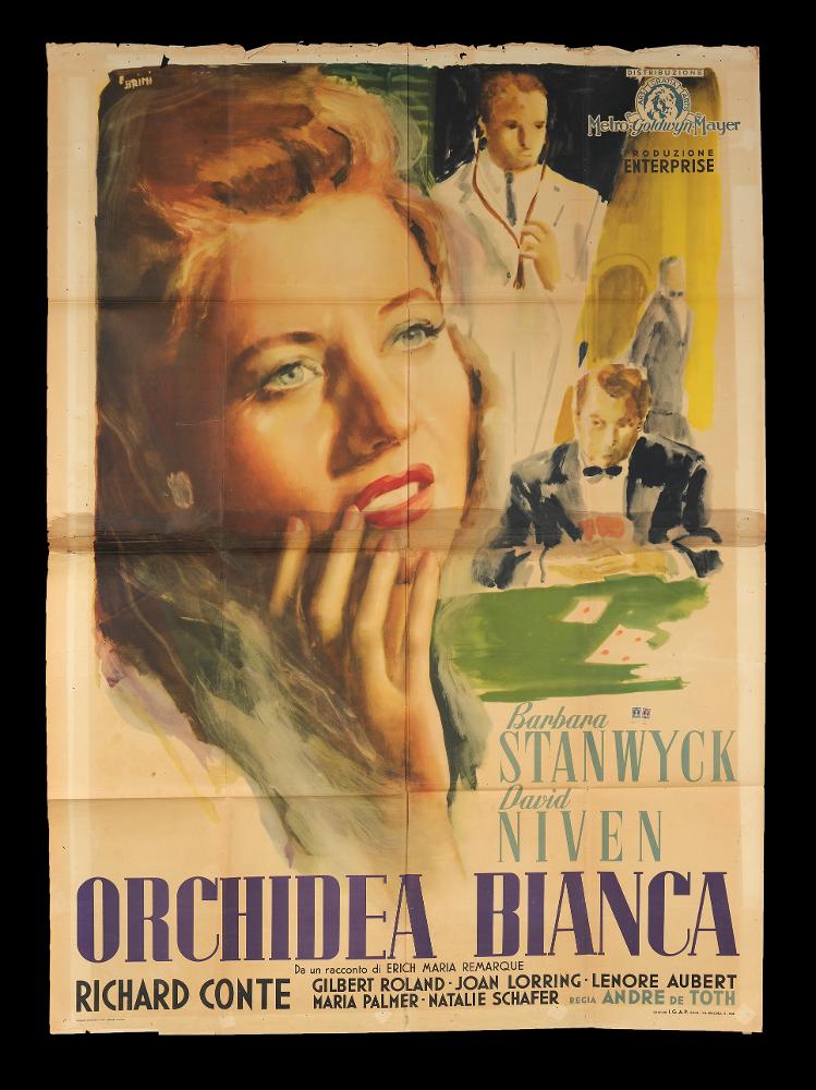 L'immagine riproduce uno dei manifesti conservati presso la Mediateca Regionale Pugliese (vedi Note). Si tratta del manifesto del film americano "Orchidea bianca", la cui illustrazione è a firma di Ercole Brini. Si tratta di una composizione pittorica delicata ed evocativa, caratteristica che contraddistingue tutte le sue opere; Brini infatti prediligeva l'uso degli acquerelli, tecnica che gli permetteva di creare racconti in cui le figure si fondono al paesaggio, figure diverse si fondono una nell'altra, in atmosfere impalpabili e ricche di fascino. In quest'opera, in cui la drammaticità si unisce alla poesia, Brini mescola le figure tra loro, distinguendole con pochi tratti di colore. Il bellissimo ritratto di Barbara Stanwyck domina lo spazio, le altre figure le ruot...