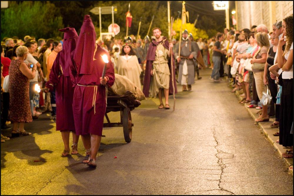 L'immagine digitale è parte di una raccolta fotografica che documenta la seconda edizione della rievocazione storica di San Rocco svoltasi nel 2007 a Conversano e curata dall'Associazione culturale “I Collegia”. La fotografia cattura uno dei momenti più significativi del corteo storico aperto, come da tradizione, da una folkloristica “Cavalcata”, con cavalli abbigliati, montati da bambini in sontuosi abiti d'epoca. Solo dal 2006, la Cavalcata si è arricchita dell'importante corteo che alla tradizione devozionale unisce la bellezza di fuochi pirotecnici, bande, luminarie e i giochi degli artisti di strada. La parata parte da Piazza Castello, attraversa il centro storico di Conversano per toccare i principali punti della città, rievocando pratiche devozionali del passato ...