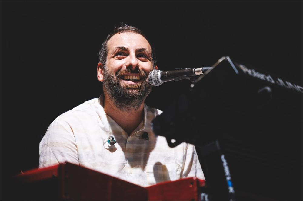 <div>Lo scatto cattura un istante dell’esibizione di <strong>Bassolino</strong>, nella serata dell’11 agosto 2024 presso la Masseria Ferragnano, in occasione della XX edizione del Locus Festival. Il musicista napoletano intreccia sonorità mediterranee e sfumature malinconiche, costruendo un linguaggio personale e profondamente evocativo.</div>...