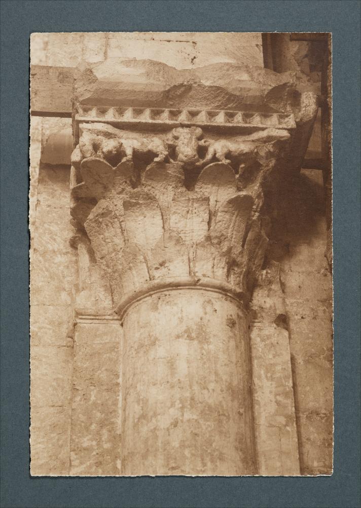 <div class="ql-editor"><div>Documentazione fotografica di Capitello nella navata della testata destra, Cattedrale di Bari.</div><div><br></div><div>La raccolta fotografica di Giuseppe Ceci (1863-1938), studioso delle arti figurative dell’Italia meridionale e tra i promotori delle Società di Storia Patria di Napoli e della Puglia, si inserisce nel vivace clima culturale dell’Italia postunitaria, caratterizzato dal progressivo consolidarsi di una «coscienza nazionale» alimentata anche dal confronto e dal dialogo con le realtà storiche e culturali locali.</div><div>Oggi la Biblioteca Comunale di Andria conserva oltre settecento fotografie dedicate alla Puglia medievale, a Napoli e al patrimonio storico-artistico dell’Italia meridionale...
