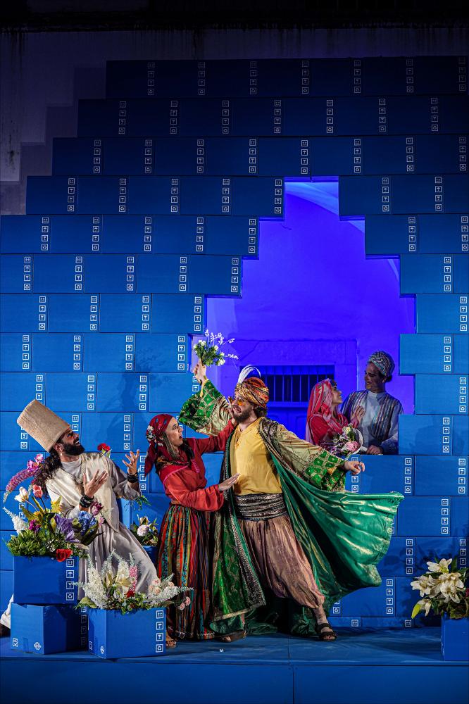 <div>Scena da<strong> <em>L’Adorable Bel-Boul</em></strong> di Jules Massenet, operetta in un atto presentata il <strong>19 e 20 luglio 2023</strong> nel <strong>Chiostro di San Domenico</strong> a Martina Franca, in <strong>prima esecuzione assoluta in Italia</strong>. La produzione, diretta al pianoforte da <strong>Francisco Soriano</strong>, con la regia e i costumi di <strong>Davide Garattini</strong> e le scene di <strong>Paolo Vitale</strong>, è interpretata dagli Artisti dell’<strong>Accademia del Belcanto “Rodolfo Celletti” 2023</strong>. L’allestimento è realizzato in collaborazione con <strong>Carniarmonie – Friuli</strong>, <strong>Espacio Turina</strong> e <strong>ASAO – Siviglia</strong>.</div>...