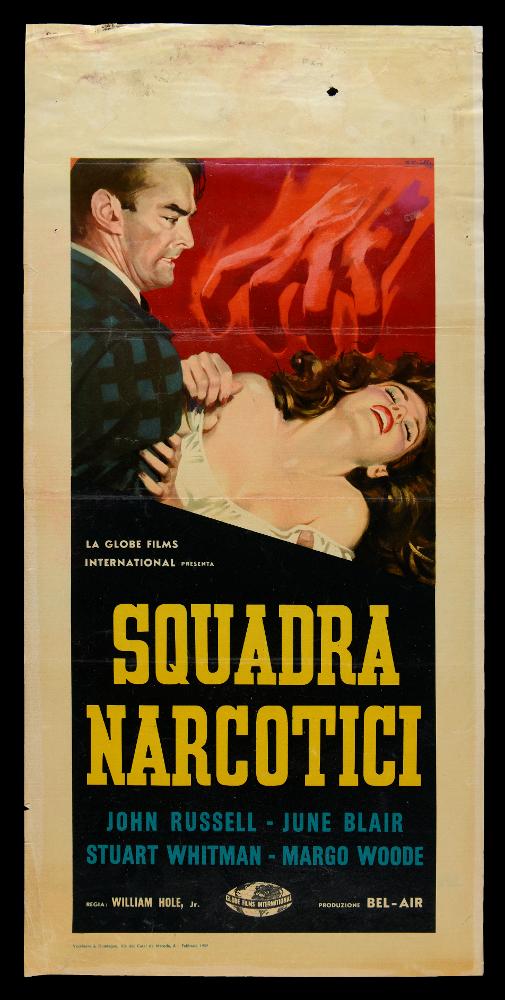 “Squadra narcotici” (titolo originale “Hell Bound”) è un film poliziesco a sfondo drammatico del 1957 diretto da William J. Hole Jr. La sceneggiatura è di Richard H. Landau e di Arthur E. Orloff. Nel cast John Russell, June Blair, Stuart Whitman e Margo Woode.
La locandina cinematografica è opera del celebre pittore di cinema Averardo Ciriello, milanese classe 1918. Il suo stile pittorico è colto, maturo, raffinato sia nei ritratti sia nelle scene in cui il colore è utilizzato in tutte le sue gamme. Le sue opere hanno una dinamicità narrativa straordinaria, come vediamo anche in questa scena: una grande mano minacciosa emerge da uno sfondo rosso fuoco in contrasto col corpo candido della donna in primo piano, afferrata con violenza. 
La locandina originale è conservata ...