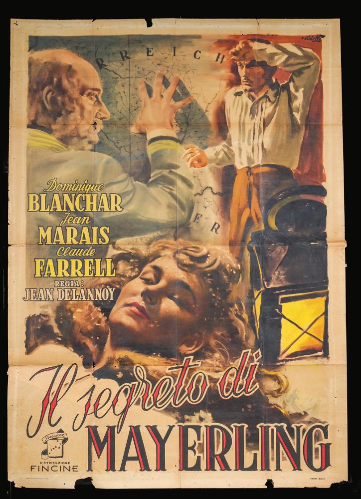 L'immagine riproduce uno dei manifesti conservati presso la Mediateca Regionale Pugliese (vedi Note). Si tratta di una delle versioni grafiche per il manifesto del film in bianco e nero "Il segreto di Mayerling" del 1949 per la regia di Jean Delannoy. L’illustrazione è a firma dell’illustratore Averardo Ciriello (A. Ciriello), come si evince dalla firma in alto a destra. Il pittore sin dagli esordi mostrò un linguaggio elaborato e uno stile pittorico colto e maturo, sia nel ritratto che nelle scene narrative. Anche in questo manifesto Ciriello utilizza una narrazione molto pittorica, non solo nella rappresentazione dei personaggi sullo sfondo, ma soprattutto nel ritratto della protagonista, colta con gli occhi chiusi, serenamente addormentata. I colori utilizzati sono m...