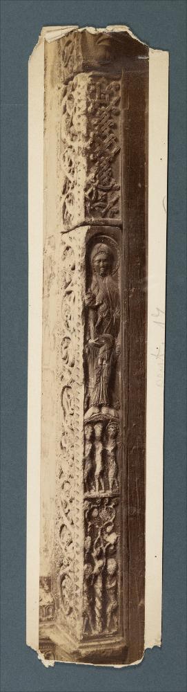 <div class="ql-editor"><div><span>Ritaglio da fotografia di Romualdo Moscioni dello stipite sinistro della chiesa di Sant’Andrea a Barletta.</span></div><div>L'immagine fa parte della raccolta fotografica di Giuseppe Ceci (1863-1938), studioso delle arti figurative dell’Italia meridionale e tra i promotori delle Società di Storia Patria di Napoli e della Puglia. Tale raccolta si inserisce nel vivace clima culturale dell’Italia postunitaria, caratterizzato dal progressivo consolidarsi di una «coscienza nazionale» alimentata anche dal confronto e dal dialogo con le realtà storiche e culturali locali.</div><div>Oggi la Biblioteca Comunale di Andria conserva oltre settecento fotografie dedicate alla Puglia medievale, a Napoli e al patri...