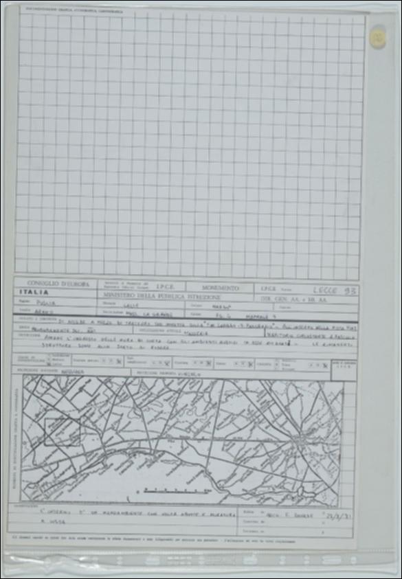 La scheda in oggetto è parte del volume “Censimento delle opere fortificate in Puglia”, risultato dell'attività promossa dalla Regione Puglia tra il 1981 e il 1982, per individuare e descrivere le principali costruzioni in muratura presenti nel territorio. Composta da due fogli sciolti, è redatta dall'architetto F. Danese il 27 agosto 1981. La masseria La Grande è situata a Nardò in provincia di Lecce, in zona rurale. La masseria risale probabilmente al XVI secolo e si caratterizza da più corpi di fabbrica addossati di diverse altezze. La struttura muraria è composta da conci in pietra locale e tessitura regolare.