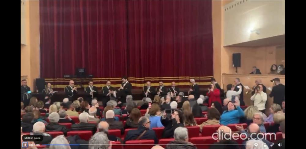 <div class="ql-editor"><div>Video che documenta l’ingresso del Concerto Bandistico Cittadino “F. Fasano – L. Leo” nel Teatro Comunale di Mesagne, in occasione della presentazione, nel 2025, del volume dedicato alla storia della banda.</div><div><br></div><div>Il Concerto Bandistico Cittadino “F. Fasano – L. Leo” di Mesagne, costituito in forma associativa nel 1991, affonda le proprie radici nella tradizione bandistica cittadina documentata a partire dal 1883. La banda rappresenta una presenza consolidata nella vita culturale e sociale della comunità di Mesagne, attraverso attività concertistica e partecipazione alle principali celebrazioni civili e religiose del territorio. Il repertorio comprende generi lirici, sinfon...