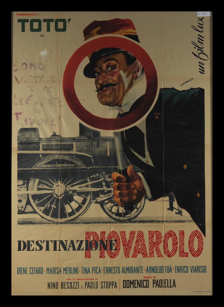 Destinazione Piovarolo è un film italiano del 1955 diretto da Domenico Paolella. Il grande manifesto è a firma di Giammusso, pittore e vignettista, concentra la scelta grafica sul celebre volto di Totò, come richiamo per il pubblico. Lo stile utilizzato contrappone il ritratto al collage fotografico dello sfondo che rappresenta una locomotiva a vapore. È ancora leggibile, in parte, una nota del cinema dove era esposto il manifesto con la scritta "Sono vietate tutte le entrate di favore". Il manifesto originale è conservato nell’Archivio della Mediateca Regionale Pugliese....