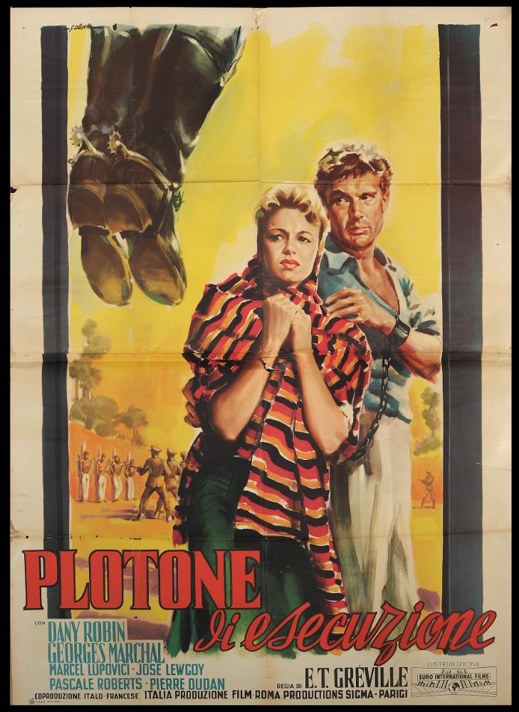 L'immagine riproduce uno dei manifesti conservati presso la Mediateca Regionale Pugliese (vedi Note). Si tratta di una delle versioni grafiche del manifesto del film italo francese del 1957 "Plotone di esecuzione", a firma dell'illustratore bolognese Giorgio Olivetti. Classe 1908, Olivetti caratterizza le sue prime opere da uno stile morbido, sfumato, fatto di acquerelli delicati che rendono le forme e il volume anche grazie ad un uso sapiente dei chiaroscuri. Di grande intensità è la composizione realizzata per il manifesto in oggetto, in cui la scena rappresentata rende la drammaticità del film e introduce lo spettatore quasi all'interno dell'immagine con questo punto di vista così ravvicinato, scelta tipica di Olivetti. Il forte realismo dei volti, la loro espressivi...